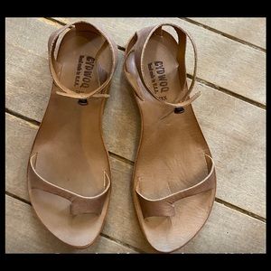 CYDWOQ Women’s “Naked” sandal. Taupe/Pearl 38.5